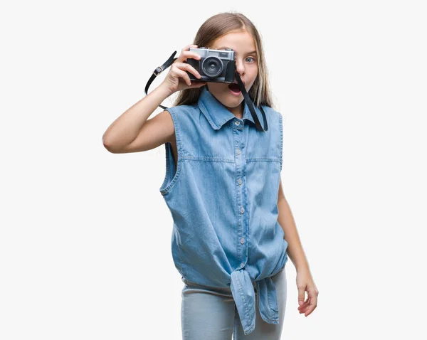 Jovem Menina Bonita Tirar Fotos Usando Câmera Vintage Sobre Fundo — Fotografia de Stock