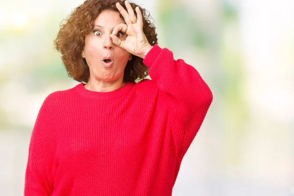 Schöne Seniorin Mittleren Alters Roten Winterpullover Über Isoliertem Hintergrund Tun — Stockfoto