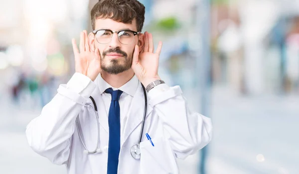 Jeune Homme Médecin Vêtu Manteau Hôpital Sur Fond Isolé Essayant — Photo