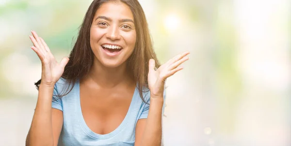 Joven Mujer Árabe Hermosa Sobre Fondo Aislado Celebrando Loco Sorprendido —  Fotos de Stock