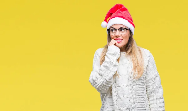 Joven Hermosa Mujer Con Sombrero Navidad Sobre Fondo Aislado Buscando — Foto de Stock