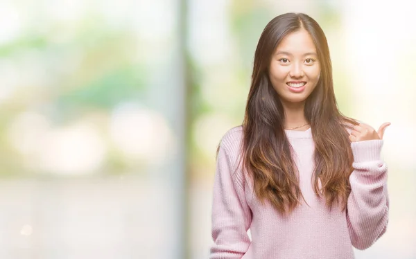 Mladá Asijská Žena Izolované Pozadí Usmívající Smajlík Pohledu Přejdete Stranu — Stock fotografie