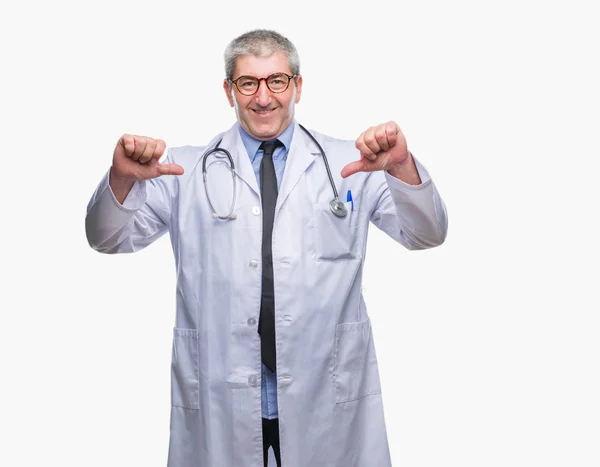 Bonito Médico Sênior Homem Sobre Fundo Isolado Olhando Confiante Com — Fotografia de Stock