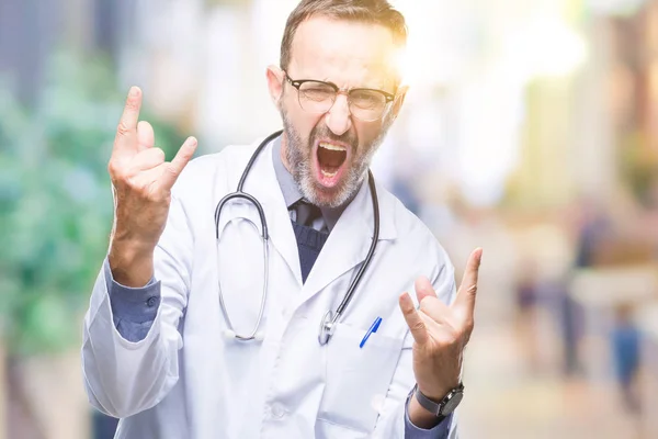 Uomo Anziano Medico Hoary Mezza Età Indossa Uniforme Medica Sfondo — Foto Stock