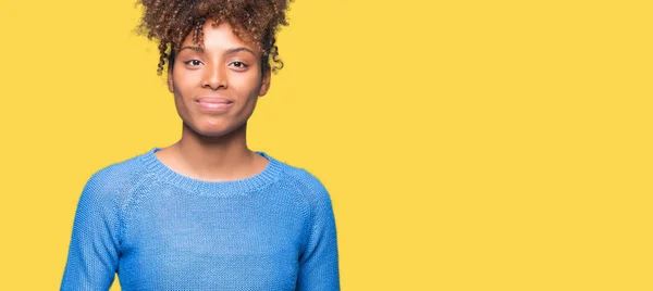 Zole Arka Plan Ele Tutusun Güzel Genç Afrikalı Amerikalı Kadın — Stok fotoğraf