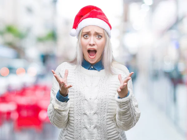 Mladá Blond Žena Nosí Vánoční Čepice Nad Izolované Pozadí Blázen — Stock fotografie