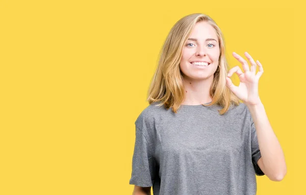 배경을 손가락으로 사인을 긍정적인 캐주얼 티셔츠를 성공적인 — 스톡 사진