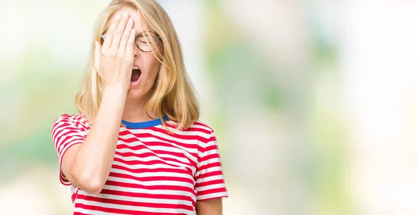 Mooie Jonge Vrouw Een Bril Geïsoleerde Achtergrond Geeuwen Moe Die — Stockfoto