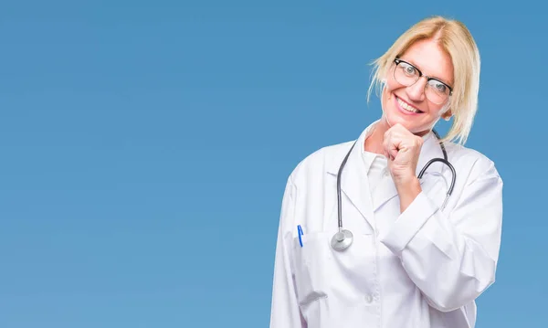 Blonde Ärztin Mittleren Alters Mit Isoliertem Hintergrund Die Selbstbewusst Mit — Stockfoto