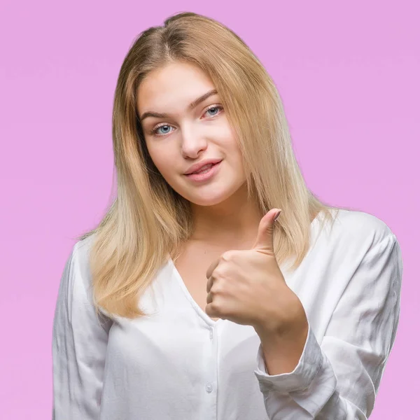 Młoda Kobieta Kaukaski Białym Tle Robi Szczęśliwy Kciuk Górę Gest — Zdjęcie stockowe