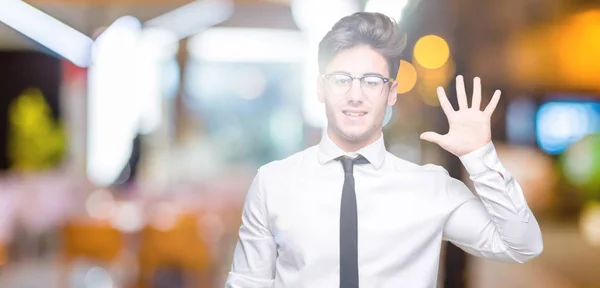 Młody Biznesmen Okularach Białym Tle Wyświetlono Skierowaną Górę Palcami Numer — Zdjęcie stockowe