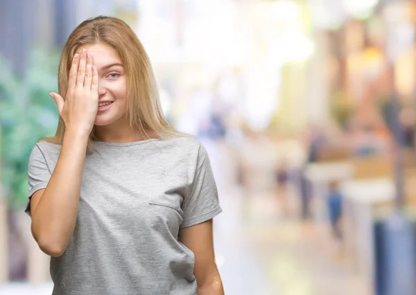 Junge Kaukasische Frau Vor Isoliertem Hintergrund Die Ein Auge Mit — Stockfoto