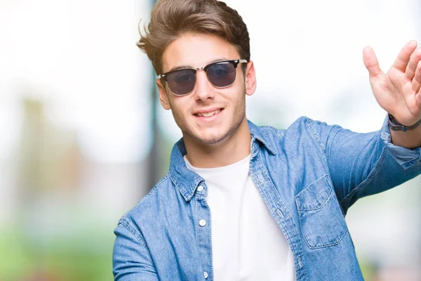 Joven Hombre Guapo Con Gafas Sol Sobre Fondo Aislado Mirando —  Fotos de Stock