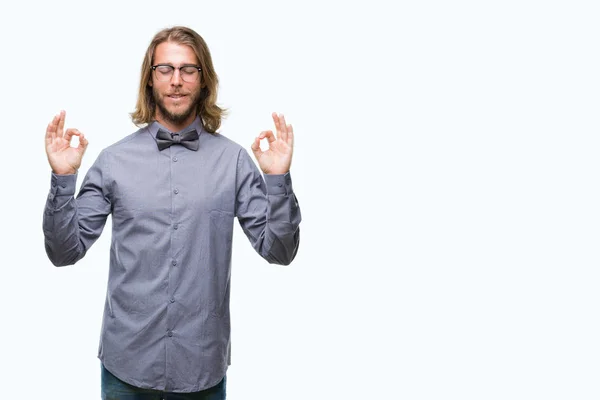 Junger Gutaussehender Mann Mit Langen Haaren Fliege Über Isoliertem Hintergrund — Stockfoto