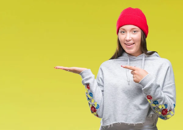 Joven Caucásica Hermosa Mujer Con Gorra Lana Sobre Fondo Aislado —  Fotos de Stock