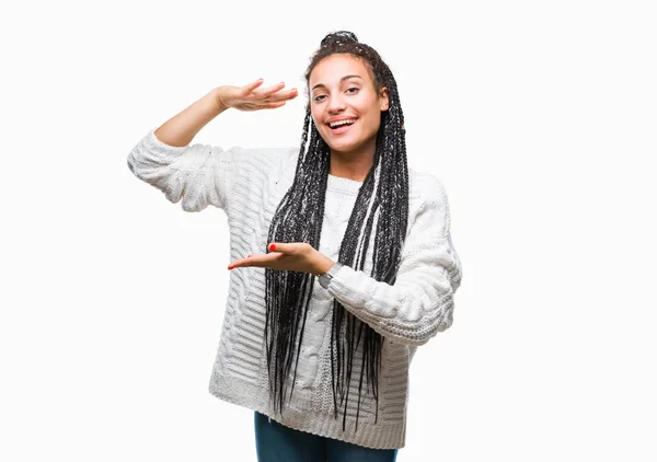 Молодая Косичка Африканская Американка Свитере Изолированном Фоне Жестикулирует Руками Показывая — стоковое фото