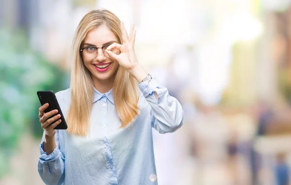 Joven Mujer Negocios Rubia Hermosa Usando Teléfono Inteligente Sobre Fondo —  Fotos de Stock