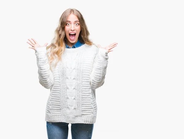 Schöne Junge Blonde Frau Winterpullover Über Isoliertem Hintergrund Feiert Verrückt — Stockfoto