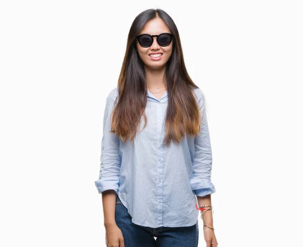 Młoda Azjatka Kobietę Okularach Przeciwsłonecznych Białym Tle Szczęśliwy Chłodnym Uśmiechem — Zdjęcie stockowe