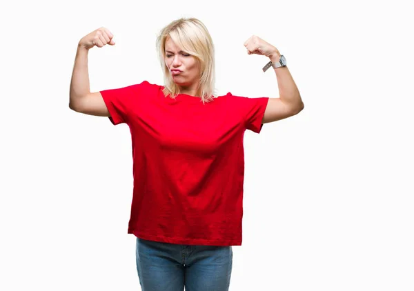 年轻美丽的金发碧眼的女人穿着红色的 T恤在孤立的背景显示手臂肌肉微笑自豪 健身理念 — 图库照片