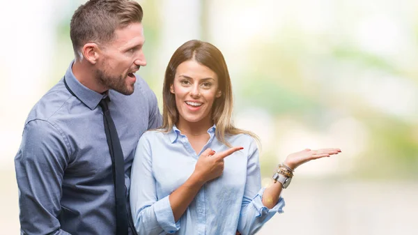 Junge Arbeiter Geschäftspaar Über Isolierten Hintergrund Erstaunt Und Lächelnd Die — Stockfoto