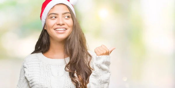 Jovem Árabe Mulher Vestindo Chapéu Natal Sobre Fundo Isolado Sorrindo — Fotografia de Stock