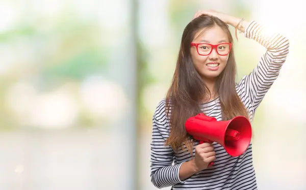 Jovem Mulher Asiática Segurando Megafone Sobre Fundo Isolado Estressado Com — Fotografia de Stock