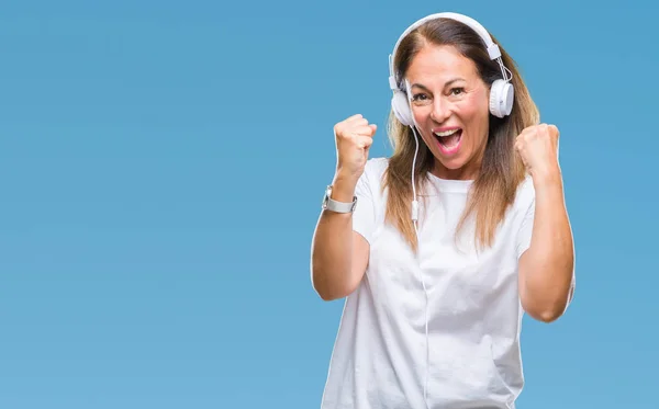 Mujer Hispana Mediana Edad Escuchando Música Usando Auriculares Sobre Fondo —  Fotos de Stock