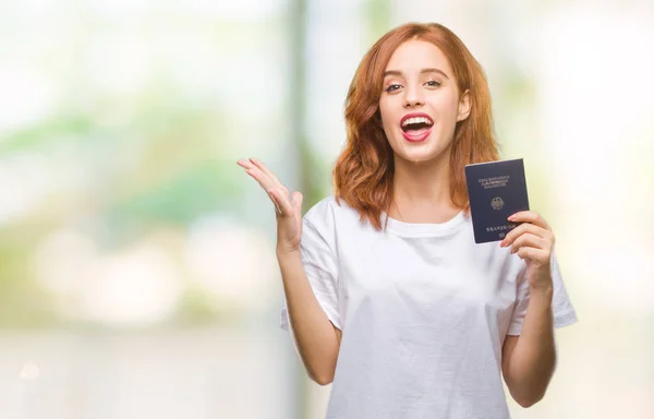 Pasaport Almanya Nın Büyük Gülümseme Ile Çığlık Zaferini Kutluyor Ellerini — Stok fotoğraf