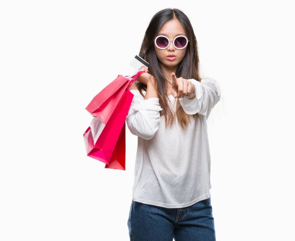 Jonge Aziatische Vrouw Bedrijf Boodschappentassen Verkoop Geïsoleerde Achtergrond Met Vinger — Stockfoto