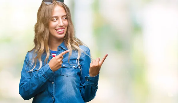 Vacker Ung Blond Kvinna Bär Solglasögon Över Isolerade Bakgrund Leende — Stockfoto