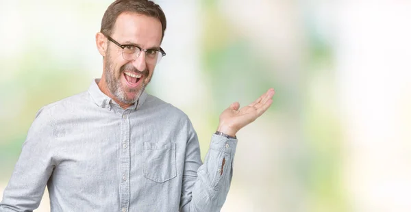 Bonito Homem Sênior Meia Idade Elegante Usando Óculos Sobre Fundo — Fotografia de Stock