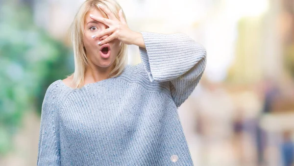 Junge Schöne Blonde Frau Winterpullover Über Isoliertem Hintergrund Die Schockiert — Stockfoto