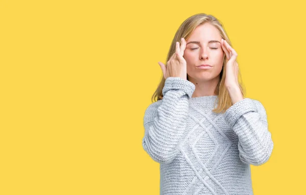 Hermosa Mujer Joven Con Suéter Invierno Sobre Fondo Aislado Con — Foto de Stock