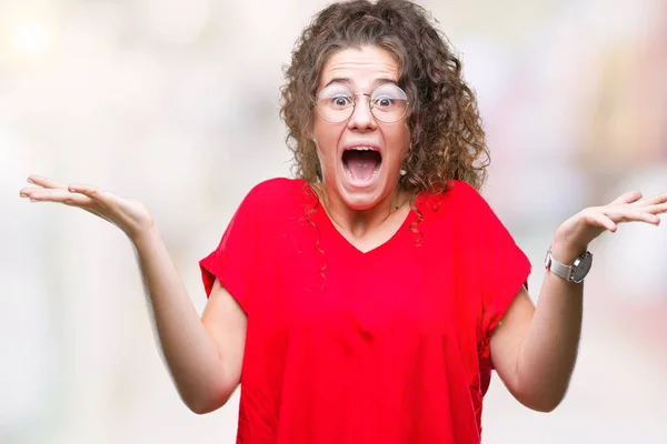 Mooie Brunette Krullend Haar Jong Meisje Met Bril Geïsoleerd Achtergrond — Stockfoto