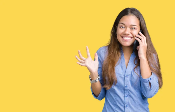 Junge Schöne Brünette Geschäftsfrau Spricht Auf Smartphone Über Isolierten Hintergrund — Stockfoto