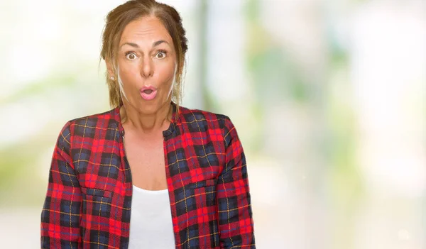 Middelbare Leeftijd Volwassen Vrouw Dragen Casual Jas Geïsoleerde Achtergrond Bang — Stockfoto