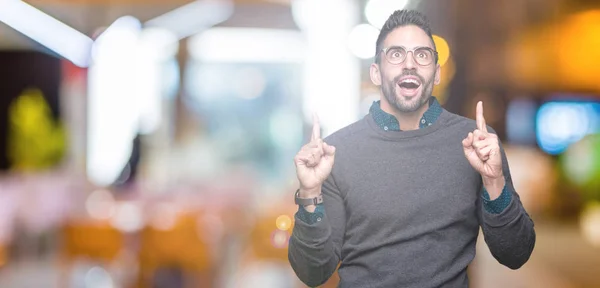 Joven Hombre Guapo Con Gafas Sobre Fondo Aislado Asombrado Sorprendido —  Fotos de Stock