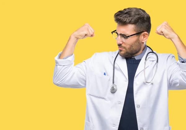 Homem Médico Bonito Jovem Sobre Fundo Isolado Mostrando Músculos Braços — Fotografia de Stock