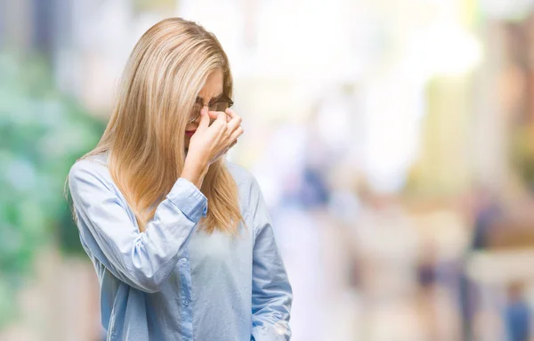 Jonge Mooie Blonde Zakenvrouw Bril Geïsoleerde Achtergrond Moe Wrijven Neus — Stockfoto