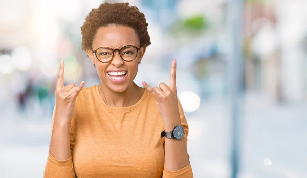 Jonge Mooie Afrikaanse Amerikaanse Vrouw Bril Geïsoleerde Achtergrond Schreeuwen Met — Stockfoto