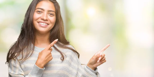 Joven Mujer Árabe Hermosa Vistiendo Suéter Invierno Sobre Fondo Aislado — Foto de Stock