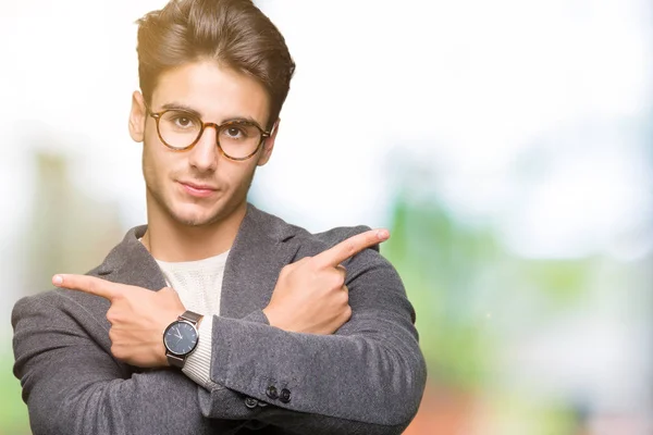 Joven Hombre Negocios Con Gafas Sobre Fondo Aislado Señalando Ambos — Foto de Stock