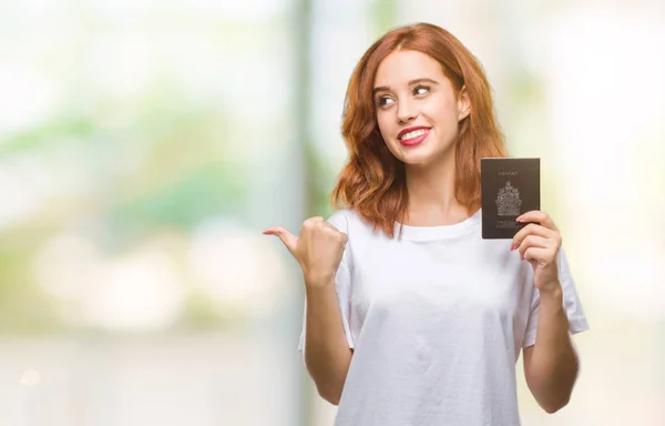 Νεαρή Όμορφη Γυναίκα Κρατώντας Διαβατηρίου Του Καναδά Πέρα Από Απομονωμένο — Φωτογραφία Αρχείου