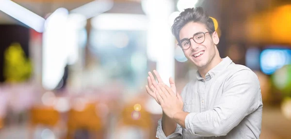Joven Hombre Guapo Con Gafas Sobre Fondo Aislado Aplaudiendo Aplaudiendo — Foto de Stock