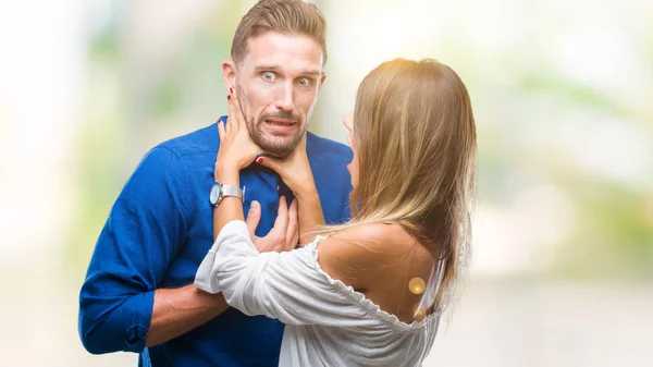 Junges Verliebtes Paar Über Isolierten Hintergrund Schreien Und Ersticken Weil — Stockfoto