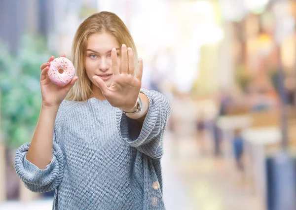 Jovem Caucasiana Comendo Donut Doce Sobre Fundo Isolado Com Mão — Fotografia de Stock