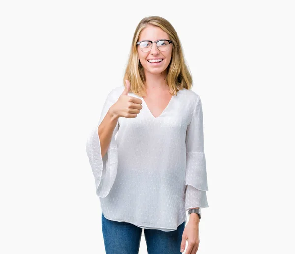 Hermosa Mujer Joven Con Gafas Sobre Fondo Aislado Haciendo Gesto —  Fotos de Stock