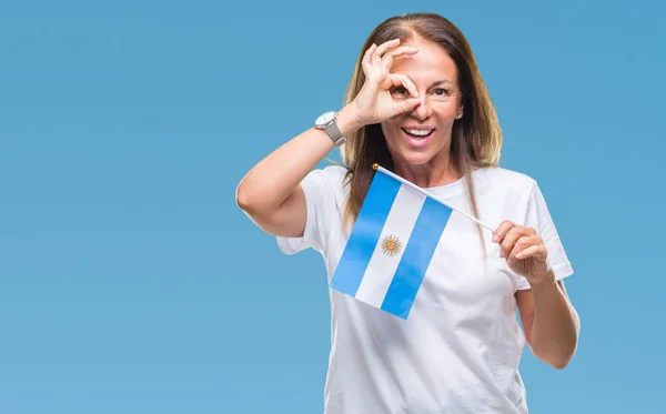 Латиноамериканка Средних Лет Держащая Флаг Аргентины Изолированном Фоне Счастливым Лицом — стоковое фото