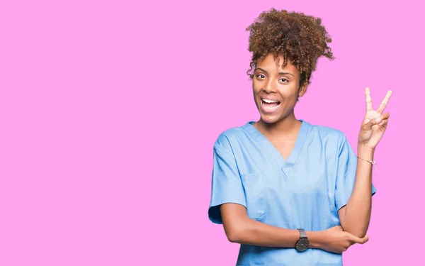 Joven Mujer Médica Afroamericana Sobre Fondo Aislado Sonriendo Con Cara —  Fotos de Stock